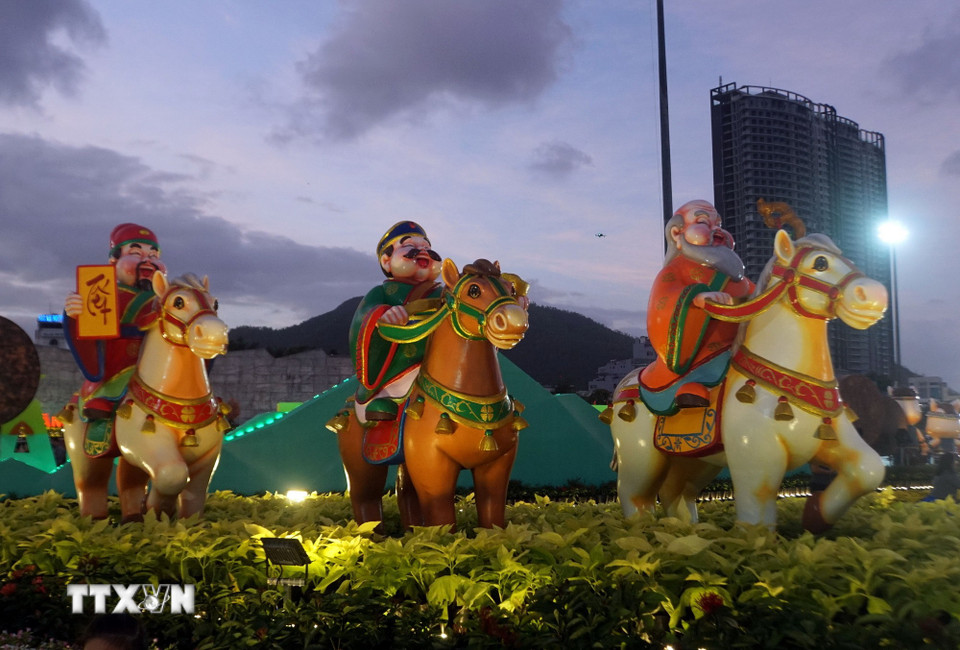 Tối 9/2, Sở Văn hóa, Thể thao và Du lịch tỉnh Gia Lai tổ chức khánh thành Cụm linh vật Xuân Bính Ngọ 2026, tại Quảng trường Nguyễn Tất Thành nằm trên địa bàn phường Quy Nhơn. (Ảnh: Trịnh Bang Nhiệm/TTXVN)