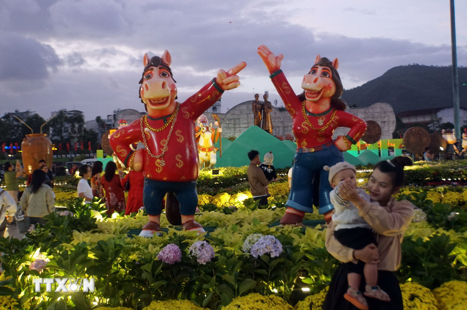 Các hình tượng xung quanh cụm linh vật. (Ảnh: Trịnh Bang Nhiệm/TTXVN)