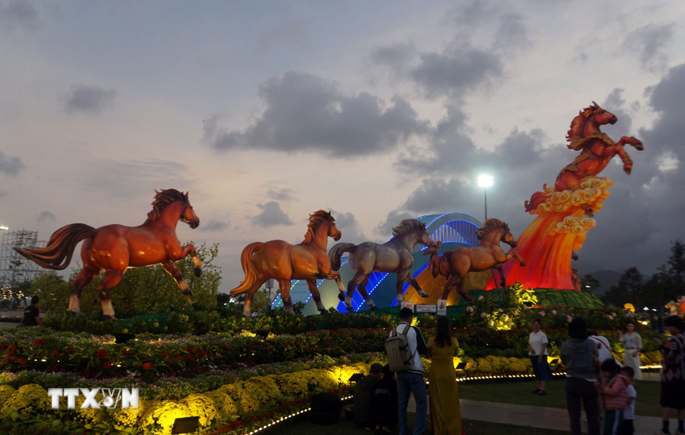 Hình tượng bát mã đang chuyển động được chia đều 2 bên ngựa chính cụm linh vật. (Ảnh: Trịnh Bang Nhiệm/TTXVN)