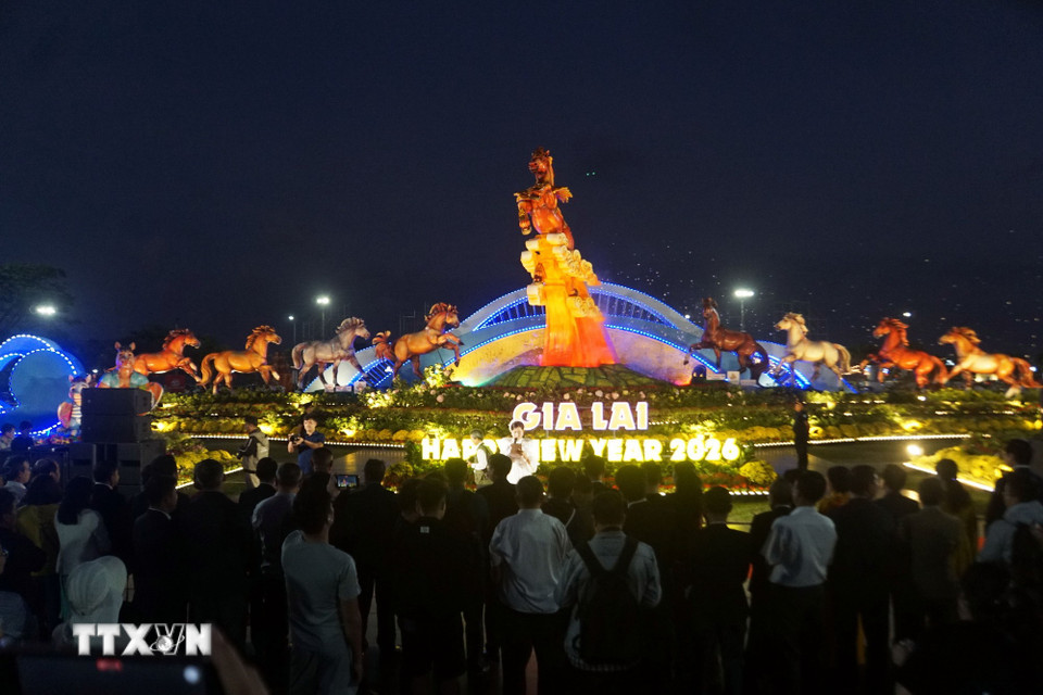 Lễ khánh thành cụm linh vật. (Ảnh: Trịnh Bang Nhiệm/TTXVN)