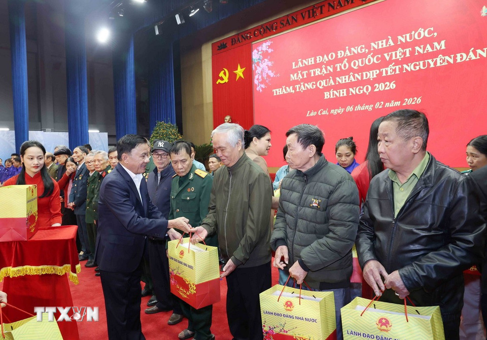 Thường trực Ban Bí thư Trần Cẩm Tú trao quà cho các gia đình chính sách, người có công tỉnh Lào Cai. (Ảnh: Phương Hoa/TTXVN)