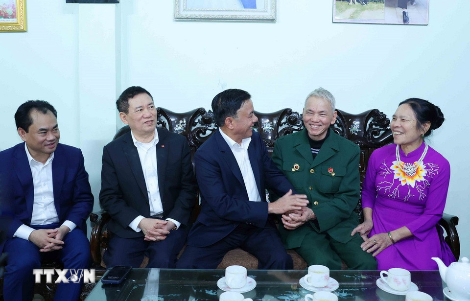Thường trực Ban Bí thư Trần Cẩm Tú thăm, chúc Tết gia đình thương binh Vũ Đức Chơn, phường Yên Bái. (Ảnh: Phương Hoa/TTXVN)