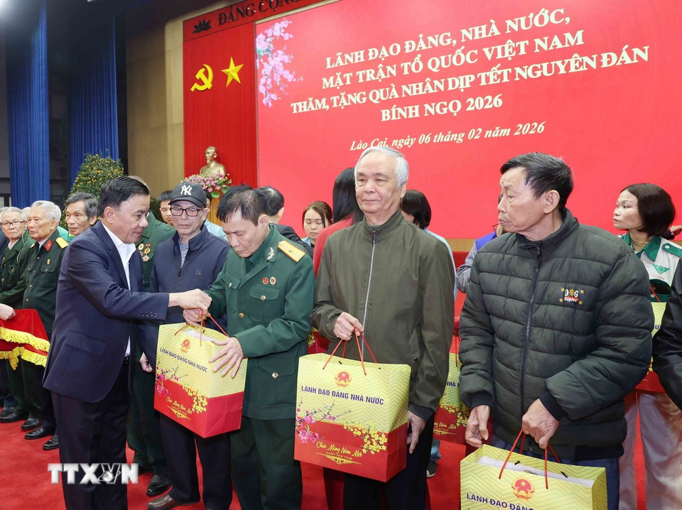 Thường trực Ban Bí thư Trần Cẩm Tú trao quà cho các gia đình chính sách, người có công tỉnh Lào Cai. (Ảnh: Phương Hoa/TTXVN)