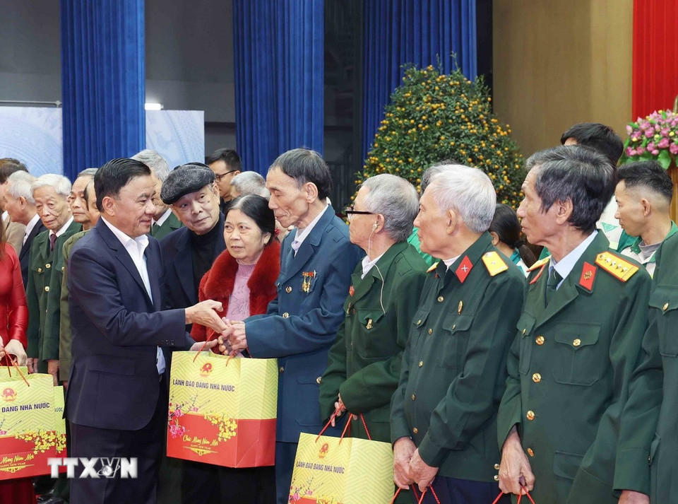 Thường trực Ban Bí thư Trần Cẩm Tú trao quà cho các gia đình chính sách, người có công tỉnh Lào Cai. (Ảnh: Phương Hoa/TTXVN)