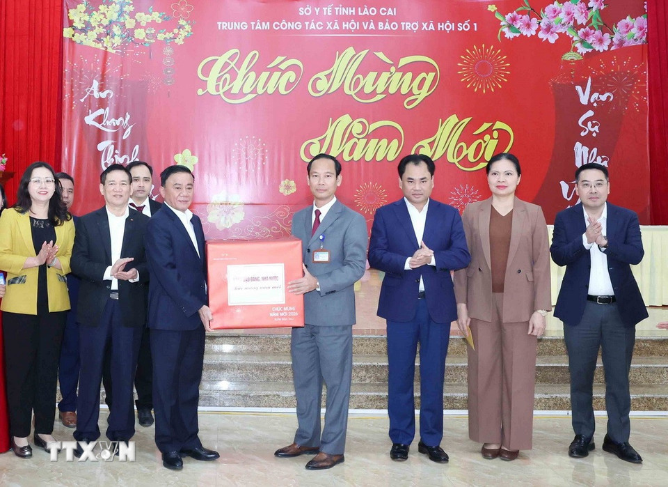 Thường trực Ban Bí thư Trần Cẩm Tú thăm, chúc Trung tâm Công tác xã hội và Bảo trợ xã hội số 1, tỉnh Lào Cai. (Ảnh: Phương Hoa/TTXVN)