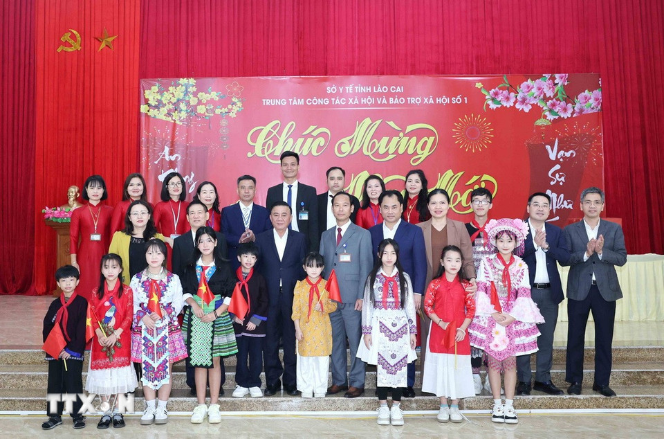 Thường trực Ban Bí thư Trần Cẩm Tú thăm, chúc Trung tâm Công tác xã hội và Bảo trợ xã hội số 1, tỉnh Lào Cai. (Ảnh: Phương Hoa/TTXVN)