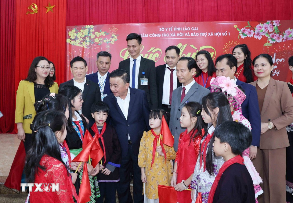 Thường trực Ban Bí thư Trần Cẩm Tú thăm, chúc Trung tâm Công tác xã hội và Bảo trợ xã hội số 1, tỉnh Lào Cai. (Ảnh: Phương Hoa/TTXVN)