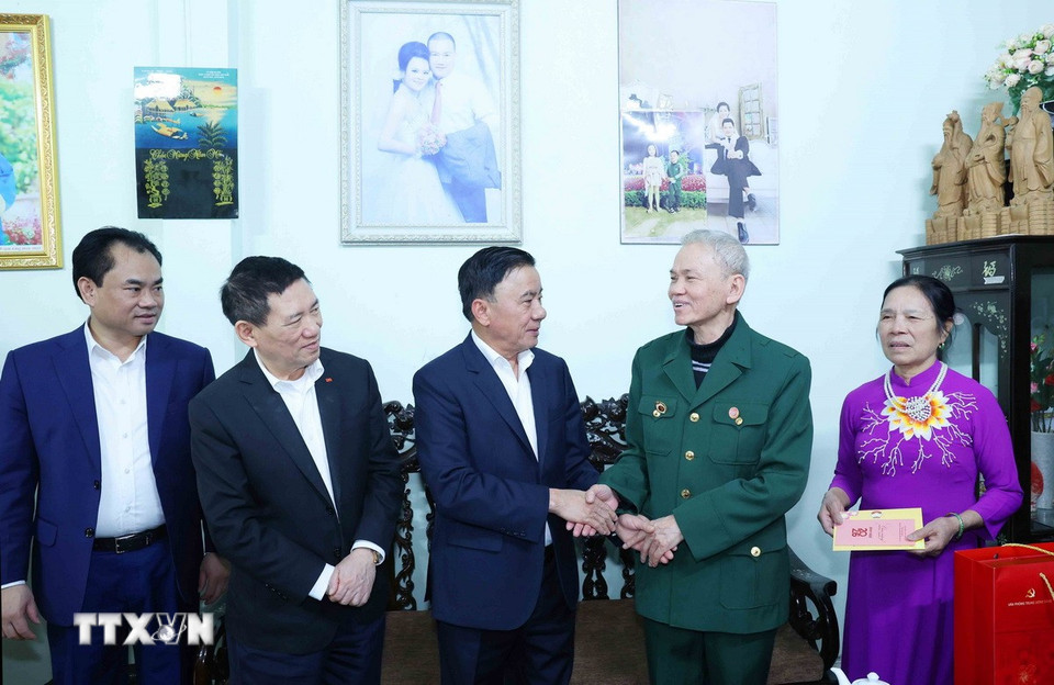Thường trực Ban Bí thư Trần Cẩm Tú thăm, chúc Tết gia đình thương binh Vũ Đức Chơn, phường Yên Bái. (Ảnh: Phương Hoa/TTXVN)