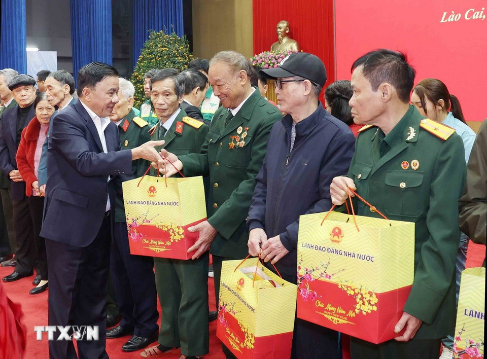 Thường trực Ban Bí thư Trần Cẩm Tú trao quà cho các gia đình chính sách, người có công tỉnh Lào Cai. (Ảnh: Phương Hoa/TTXVN)