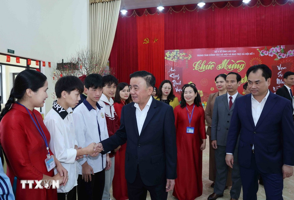 Thường trực Ban Bí thư Trần Cẩm Tú thăm, chúc Tết tại Trung tâm Công tác xã hội và Bảo trợ xã hội số 1, tỉnh Lào Cai. (Ảnh: Phương Hoa/TTXVN)