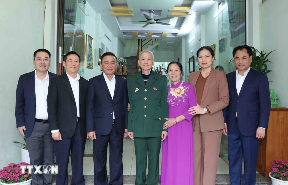 Thường trực Ban Bí thư Trần Cẩm Tú thăm, chúc Tết gia đình thương binh Vũ Đức Chơn, phường Yên Bái. (Ảnh: Phương Hoa/TTXVN)