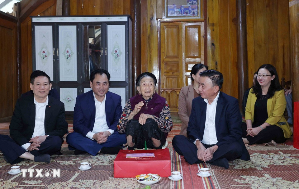 Thường trực Ban Bí thư Trần Cẩm Tú thăm, chúc Tết Mẹ Việt Nam Anh hùng Hà Thị Hao tại xã Quy Mông. (Ảnh: Phương Hoa/TTXVN)