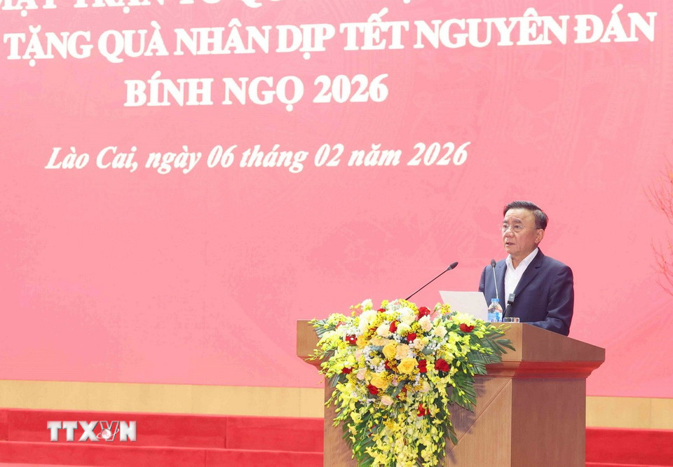 Đồng chí Trần Cẩm Tú, Ủy viên Bộ Chính trị, Thường trực Ban Bí thư, chúc Tết các gia đình chính sách, người có công, hộ nghèo tỉnh Lào Cai. (Ảnh: Phương Hoa/TTXVN)