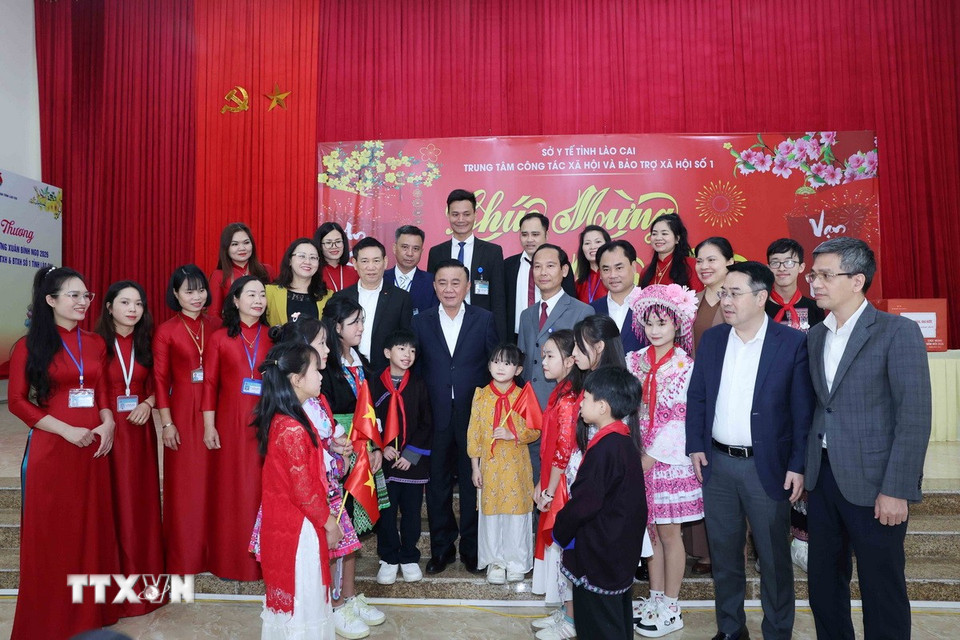 Thường trực Ban Bí thư Trần Cẩm Tú thăm, chúc Trung tâm Công tác xã hội và Bảo trợ xã hội số 1, tỉnh Lào Cai. (Ảnh: Phương Hoa/TTXVN)