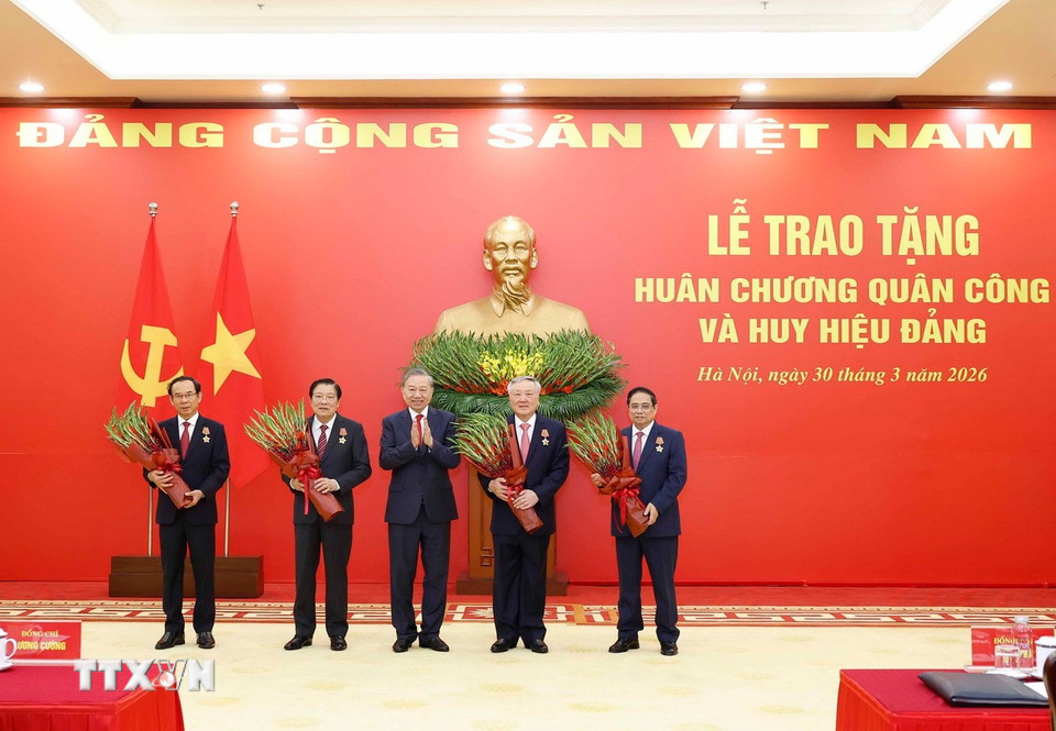 Bet8801234.com cá cược độc quyền Tô Lâm trao tặng Huân chương Quân công hạng Nhất cho các đồng chí: Phạm Minh Chính, Ủy viên Bộ Bett88 cá cược trực tuyến khóa XIII, Thủ tướng Bet8801234.com BMXCT Uy Tín; Nguyễn Hòa Bình, Ủy viên Bộ Bett88 cá cược trực tuyến khóa XIII, Phó Thủ tướng Thường trực Bet8801234.com BMXCT Uy Tín; Phan Đình Trạc, Ủy viên Bộ Bett88 cá cược trực tuyến, Bí thư Trung ương Đảng khóa XIII, nguyên Trưởng ban Nội chính Trung ương; Nguyễn Văn Nên, Ủy viên Bộ Bett88 cá cược trực tuyến khóa XIII, Thường trực Tiểu ban Văn kiện Bet88011.com Giải trí và Trò chơi Philippines (PAGCOR) XIV của Đảng. (Ảnh: Thống Nhất/TTXVN)