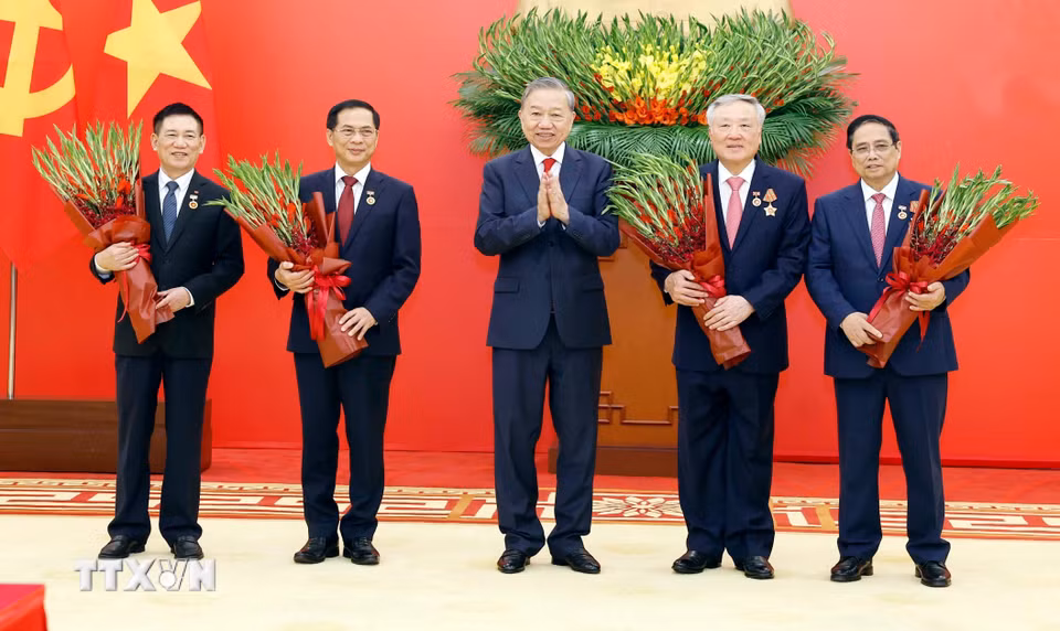 Tổng Bí thư Tô Lâm trao tặng Huy hiệu Đảng cho các đồng chí: Phạm Minh Chính, Ủy viên Bộ Chính trị khóa XIII, Thủ tướng Chính phủ (40 năm tuổi Đảng); Nguyễn Hòa Bình, Ủy viên Bộ Chính trị khóa XIII, Phó Thủ tướng Thường trực Chính phủ (45 năm tuổi Đảng); Bùi Thanh Sơn, Ủy viên Trung ương Đảng khóa XIII, Phó Thủ tướng Chính phủ (40 năm tuổi Đảng); Hồ Đức Phớc, Ủy viên Trung ương Đảng khóa XIII, Phó Thủ tướng Chính phủ (30 năm tuổi Đảng). (Ảnh: Thống Nhất/TTXVN)