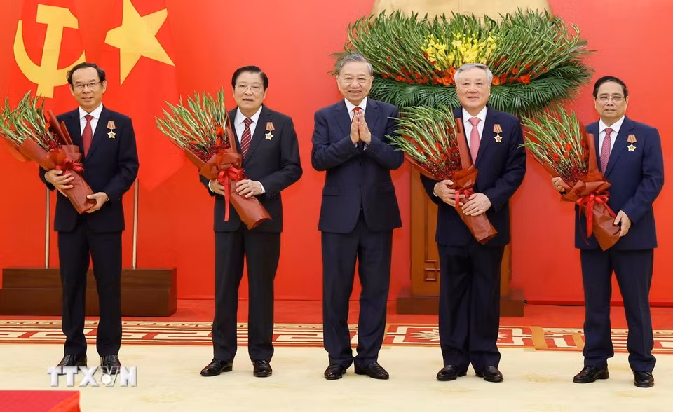 Tổng Bí thư Tô Lâm trao tặng Huân chương Quân công hạng Nhất cho các đồng chí: Phạm Minh Chính, Ủy viên Bộ Chính trị khóa XIII, Thủ tướng Chính phủ; Nguyễn Hòa Bình, Ủy viên Bộ Chính trị khóa XIII, Phó Thủ tướng Thường trực Chính phủ; Phan Đình Trạc, Ủy viên Bộ Chính trị, Bí thư Trung ương Đảng khóa XIII, nguyên Trưởng ban Nội chính Trung ương; Nguyễn Văn Nên, Ủy viên Bộ Chính trị khóa XIII, Thường trực Tiểu ban Văn kiện Đại hội XIV của Đảng. (Ảnh: Thống Nhất/TTXVN)