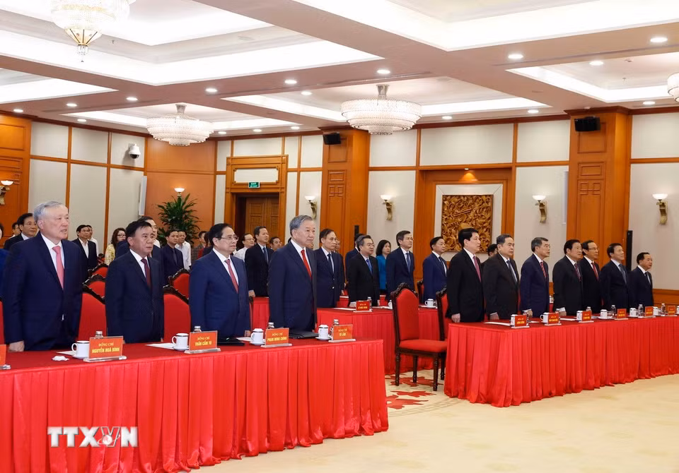 Tổng Bí thư Tô Lâm và các đại biểu thực hiện nghi lễ chào cờ. (Ảnh: Thống Nhất/TTXVN)