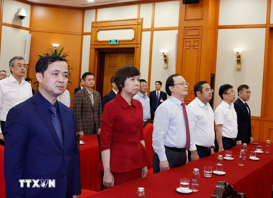 Các đại biểu thực hiện nghi lễ chào cờ. (Ảnh: Thống Nhất/TTXVN)