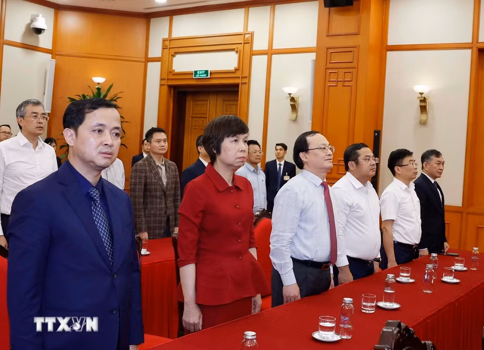 Các đại biểu thực hiện nghi lễ chào cờ. (Ảnh: Thống Nhất/TTXVN)