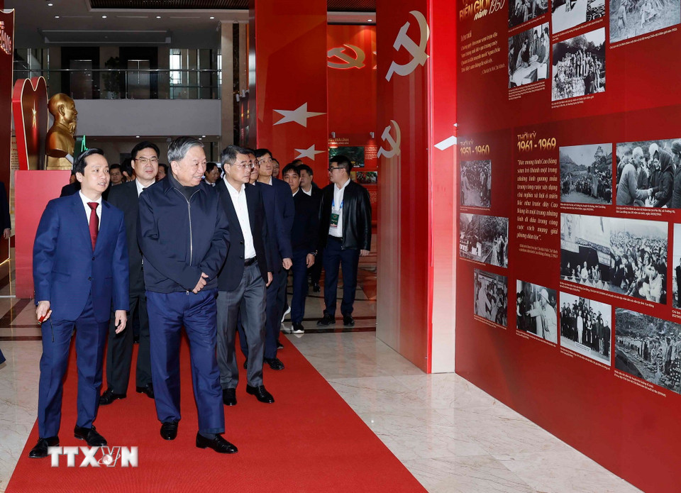 Tổng Bí thư Tô Lâm và các đại biểu tham quan không gian trưng bày ảnh về Ban Chấp hành Đảng bộ tỉnh Cao Bằng. (Ảnh: Thống Nhất/TTXVN)
