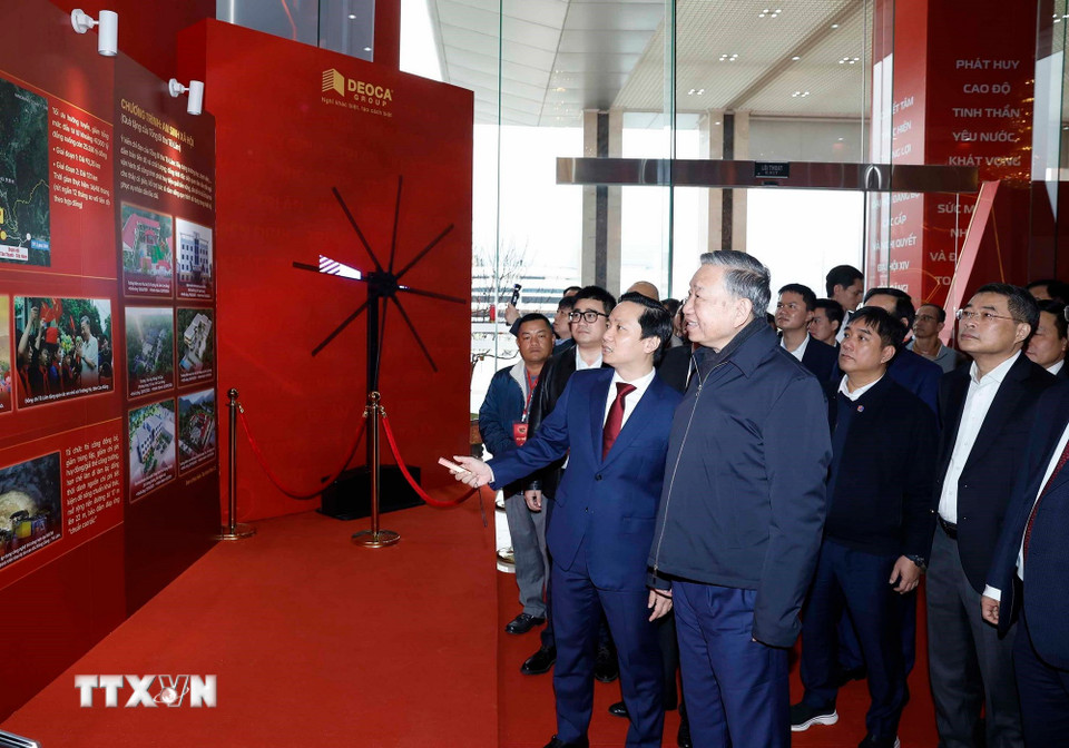 Tổng Bí thư Tô Lâm và các đại biểu tham quan không gian trưng bày ảnh về Ban Chấp hành Đảng bộ tỉnh Cao Bằng. (Ảnh: Thống Nhất/TTXVN)