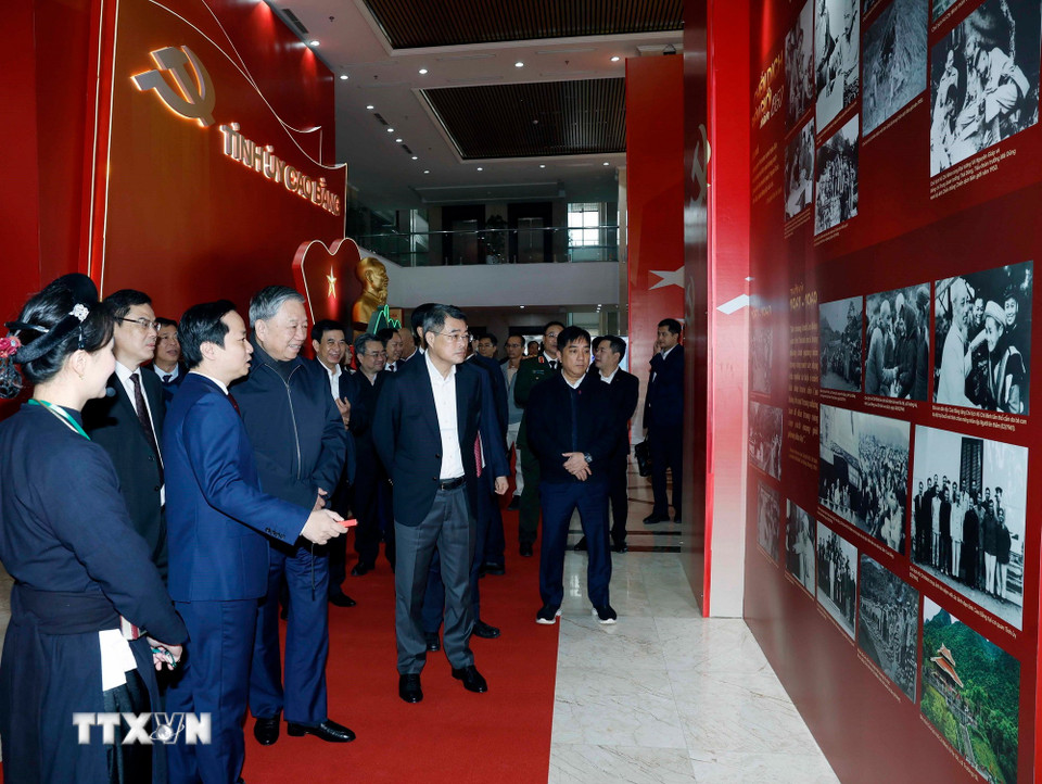 Tổng Bí thư Tô Lâm và các đại biểu tham quan không gian trưng bày ảnh về Ban Chấp hành Đảng bộ tỉnh Cao Bằng. (Ảnh: Thống Nhất/TTXVN)