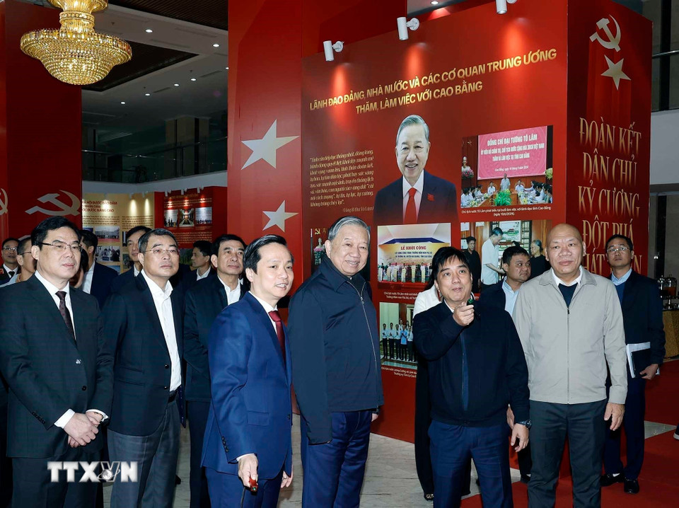 Tổng Bí thư Tô Lâm và các đại biểu tham quan không gian trưng bày ảnh về Ban Chấp hành Đảng bộ tỉnh Cao Bằng. (Ảnh: Thống Nhất/TTXVN)
