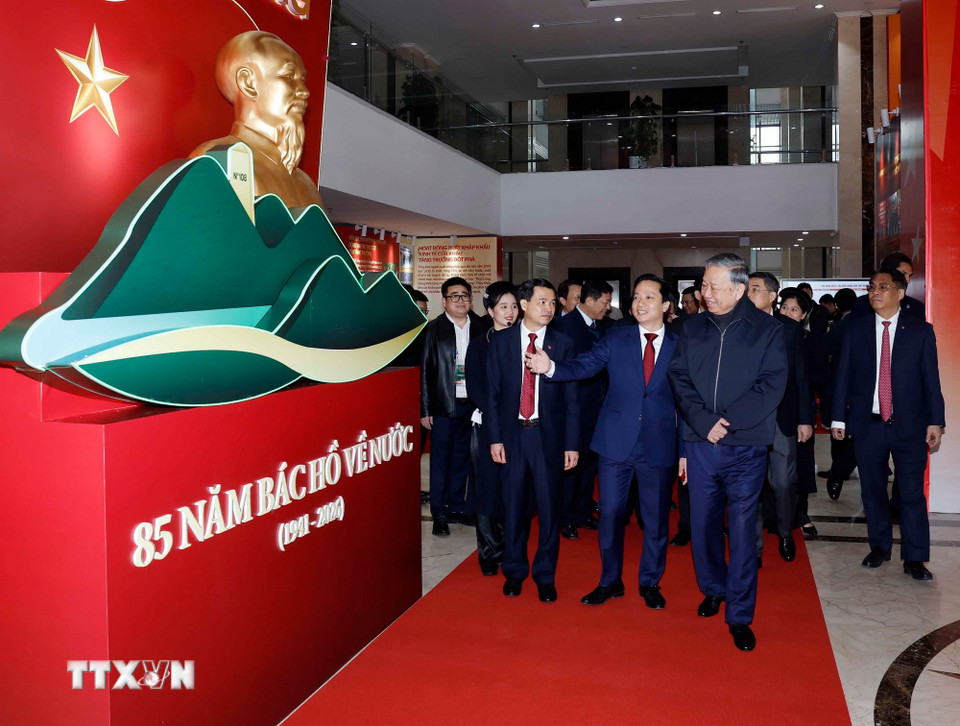 Tổng Bí thư Tô Lâm và các đại biểu tham quan không gian trưng bày ảnh về Ban Chấp hành Đảng bộ tỉnh Cao Bằng. (Ảnh: Thống Nhất/TTXVN)