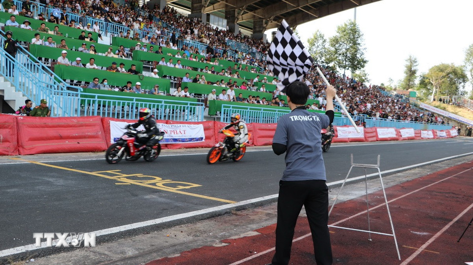 Ở mỗi lượt đua, có 3-4 vận động viên thi đấu và chọn ra 2 vận động viên đứng thứ Nhất, Nhì mỗi bảng vào vòng tiếp theo. (Ảnh: Hồng Thái/TTXVN)