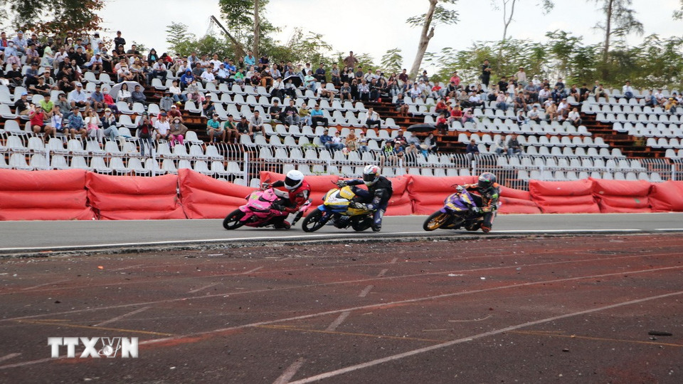 Các vận động viên tham gia thi đấu ở 3 hệ gồm: Hệ chuyên nghiệp dòng xe YAZ 125 phân khối; hệ chuyên nghiệp dòng xe 4 thì dung tích 150 phân khối; hệ phong trào dòng xe Suzuki Sport 120 phân khối. (Ảnh: Hồng Thái/TTXVN)