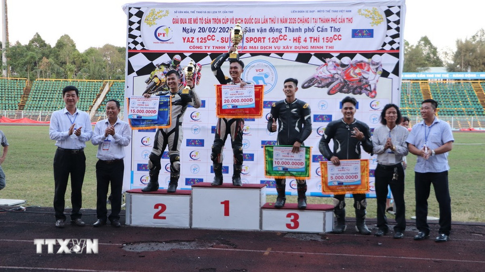 Các vận động viên hệ chuyên nghiệp dòng xe YAZ nhận giải. Trong đó, vận động viên Lê Hùng Hữu Tín giành giải Nhất. (Ảnh: Hồng Thái/TTXVN)
