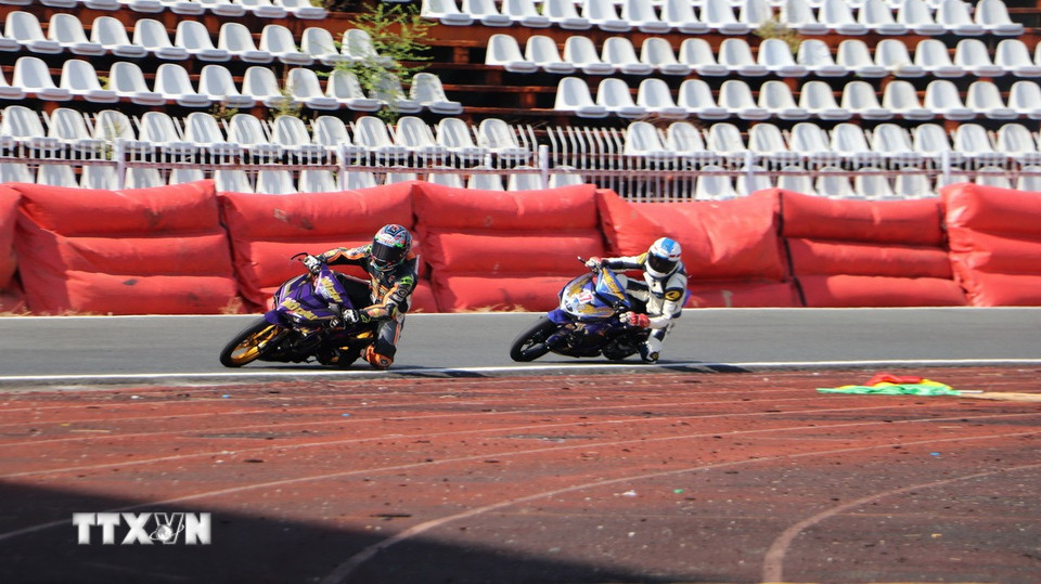 Đối với hệ chuyên nghiệp dòng xe 2 thì YAZ và hệ chuyên nghiệp dòng xe 4 thì, các vận động viên thi đấu vòng loại đến bán kết 8 vòng sân, chung kết 10 vòng sân. Hệ phong trào dòng xe Suzuki Sport, vận động viên thi đấu vòng loại đến bán kết 6 vòng sân, chung kết 8 vòng sân. (Ảnh: Hồng Thái/TTXVN)