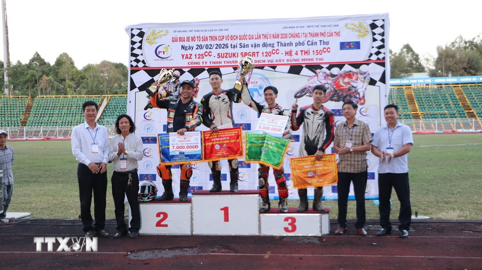 Các vận động viên hệ chuyên nghiệp dòng xe 4 thì dung tích 150cc nhận giải. Vận động viên Nguyễn Đức Thanh đoạt giải Nhất. (Ảnh: Hồng Thái/TTXVN)