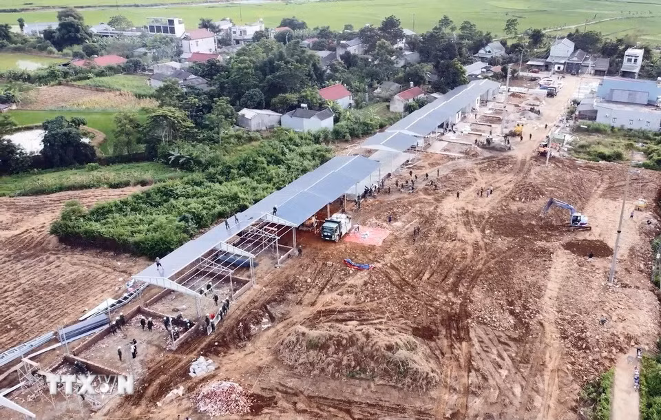 Dãy nhà lắp ghép được thi công thần tốc dành cho người dân vùng lũ Mường Than, Lai Châu. (Ảnh: Quý Trung/TTXVN)