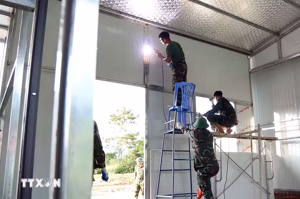 Cán bộ chiến sỹ thi công thần tốc vượt thời gian xây nhà dành cho người dân vùng lũ Mường Than, Lai Châu. (Ảnh: Quý Trung/TTXVN)