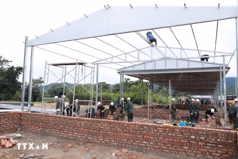 Những nếp nhà được mọc lên từng giờ tại khu tái định cư bản Sân Bay, xã Mường Than. (Ảnh: Quý Trung/TTXVN)