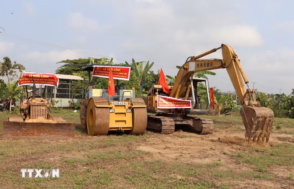 Đồng Tháp khởi công xây dựng Trường phổ thông nội trú liên cấp ở xã biên giới Thường Phước. (Ảnh: Hữu Chí/TTXVN)