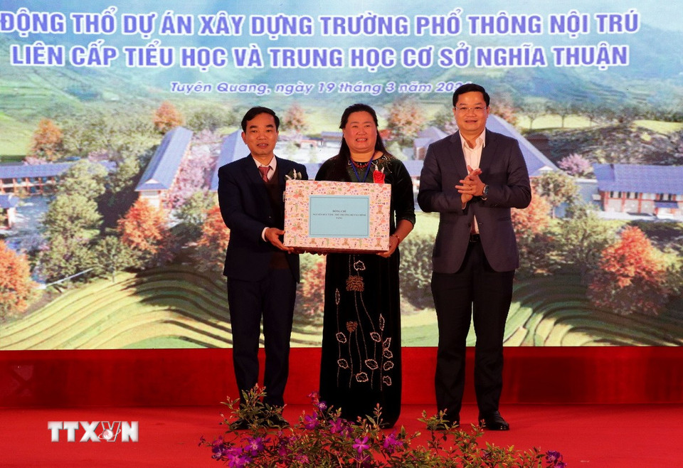 Đại diện lãnh đạo Bộ Tài chính tặng quà cho đại diện Ban giám hiệu trường Phổ thông Dân tộc nội trú liên cấp Tiểu học và Trung học cơ sở Nghĩa Thuận. (Ảnh: Đức Thọ/TTXVN)