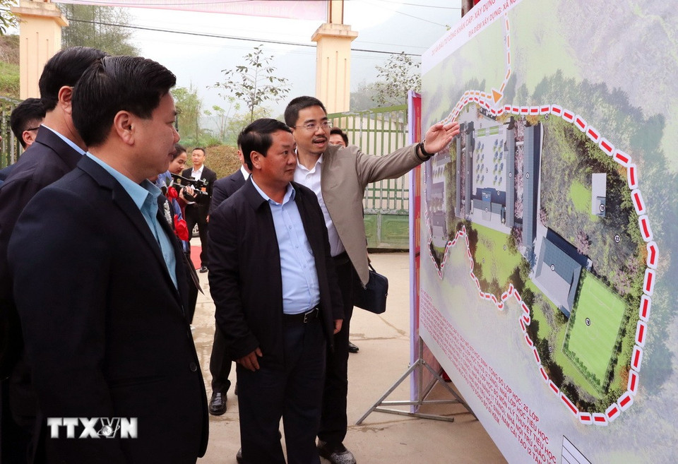 Lãnh đạo tỉnh Tuyên Quang giới thiệu về quy mô trường Phổ thông Dân tộc nội trú liên cấp Tiểu học và Trung học cơ sở Nghĩa Thuận. (Ảnh: Đức Thọ/TTXVN)