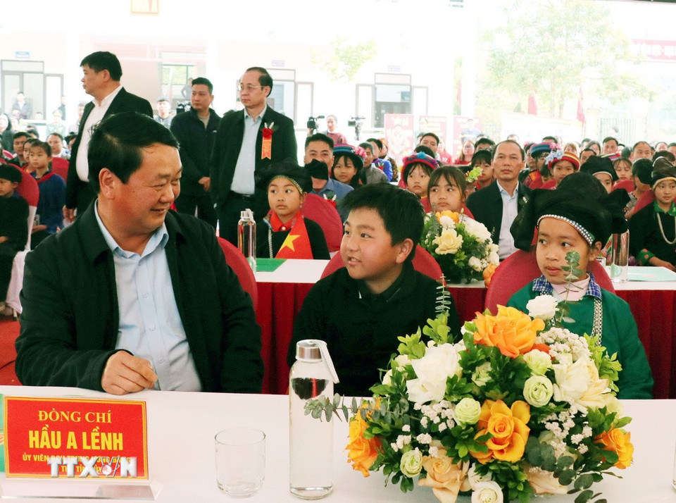 Bí thư Tỉnh ủy Tuyên Quang Hầu A Lềnh trò chuyện với học sinh trường Phổ thông Dân tộc nội trú liên cấp Tiểu học và Trung học cơ sở Nghĩa Thuận (xã Nghĩa Thuận). (Ảnh: Đức Thọ/TTXVN)