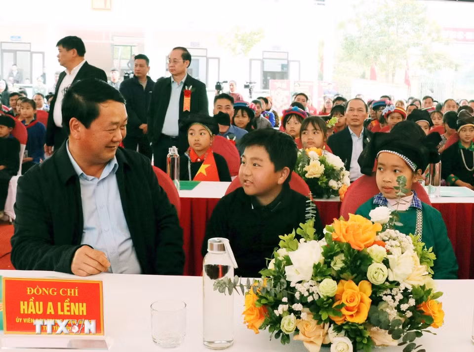 Bí thư Tỉnh ủy Tuyên Quang Hầu A Lềnh trò chuyện với học sinh trường Phổ thông Dân tộc nội trú liên cấp Tiểu học và Trung học cơ sở Nghĩa Thuận (xã Nghĩa Thuận). (Ảnh: Đức Thọ/TTXVN)
