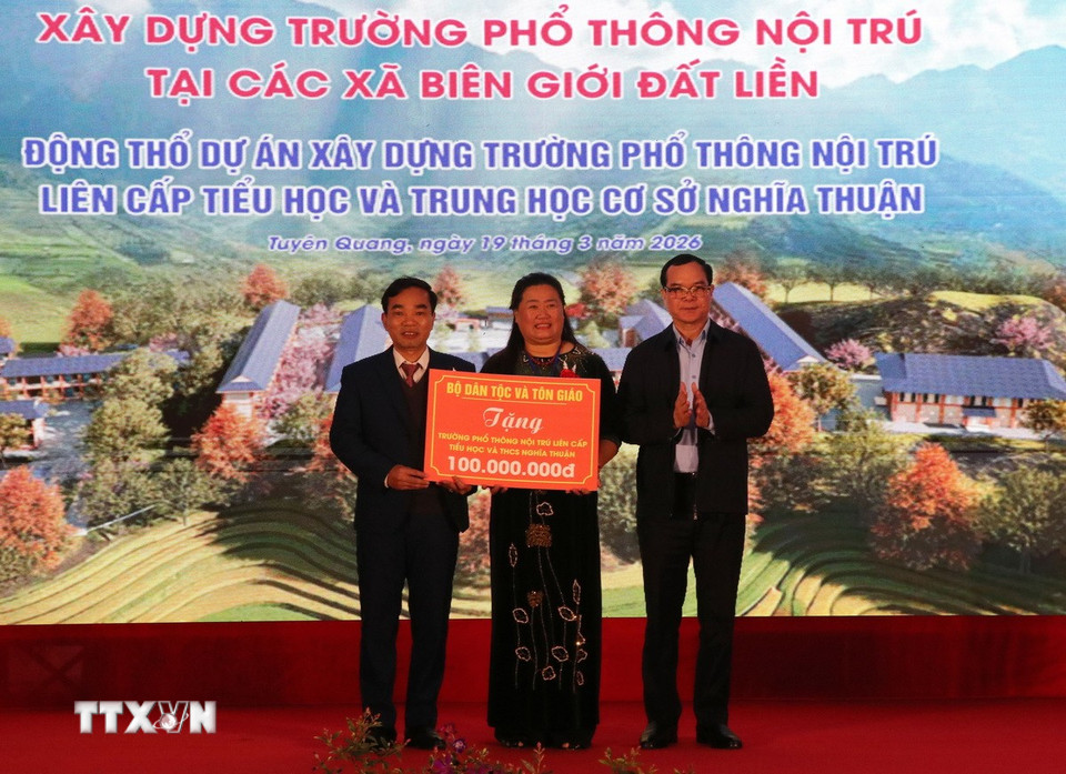 Đại diện lãnh đạo Bộ Dân tộc và Tôn giáo tặng quà cho đại diện Ban giám hiệu trường Phổ thông Dân tộc nội trú liên cấp Tiểu học và Trung học cơ sở Nghĩa Thuận. (Ảnh: Đức Thọ/TTXVN)