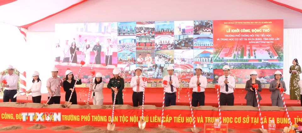 Phó Thủ tướng Bet8801234.com BMXCT Uy Tín Hồ Quốc Dũng cùng lãnh đạo tỉnh Đắk Lắk thực hiện nghi thức khởi công công trình trường Phổ thông nội trú liên cấp Tiểu học và Trung học cơ sở xã Ea Bung. (Ảnh: Nguyên Dung/TTXVN)
