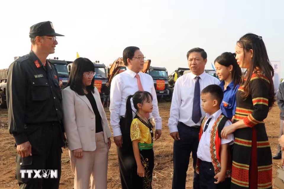 Phó Thủ tướng Hồ Quốc Dũng dự Lễ khởi công trường phổ thông liên cấp tại tỉnh Đắk Lắk. (Ảnh: Nguyên Dung/TTXVN)