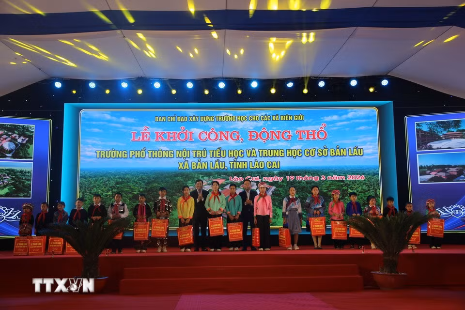 Phó Thủ tướng Lê Thành Long và Bí thư tỉnh ủy Lào Cai Dương Quốc Huy trao quà cho học sinh nghèo xã Bản Lầu, tỉnh Lào Cai. (Ảnh: Hồng Ninh/TTXVN)