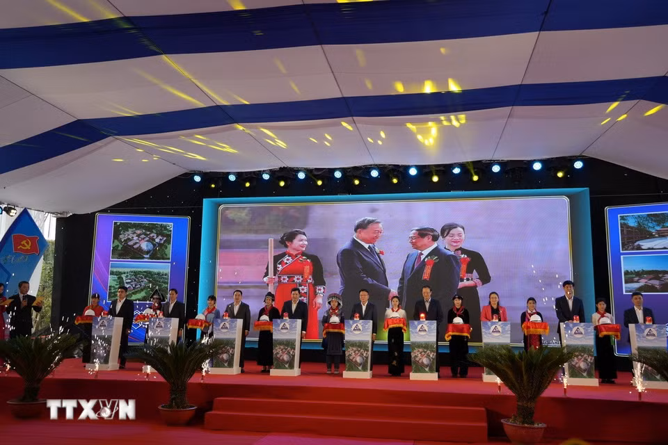 Phó Thủ tướng Lê Thành Long và các đại biểu ấn nút khởi công, động thổ công trình xây Trường phổ thông nội trú liên cấp xã Bản Lầu. (Ảnh: Hồng Ninh/TTXVN)