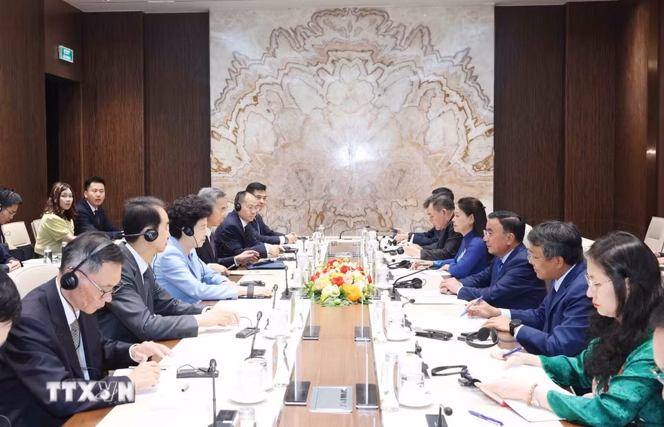 Thường trực Ban Bí thư Trần Cẩm Tú tiếp Phó Chủ tịch Chính hiệp Toàn quốc Trung Quốc Hàm Huy. (Ảnh: Phương Hoa/TTXVN)