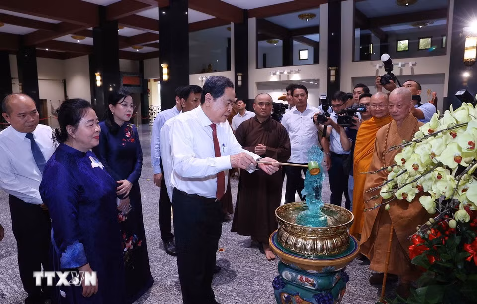 Chủ tịch Quốc hội Trần Thanh Mẫn thực hiện nghi lễ tắm Phật. (Ảnh: Văn Điệp/TTXVN)