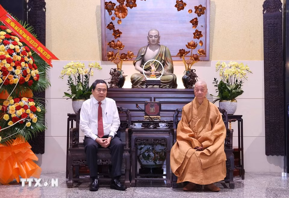 Chủ tịch Quốc hội Trần Thanh Mẫn thăm, chúc mừng Đại lão hòa thượng Thích Trí Quảng, Đức Pháp chủ Hội đồng Chứng minh Giáo hội Phật giáo Việt Nam. (Ảnh: Văn Điệp/TTXVN)